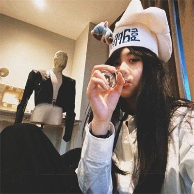 院子里的女人
